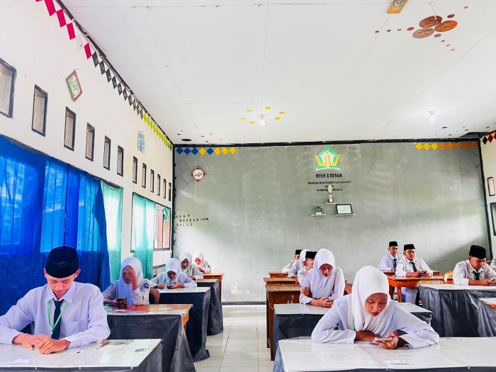 Hari Pertama Ujian Madrasah MTsN 8 Bungo Berjalan Lancar dan Tertib, Siswa Kelas IX Tunjukkan Kesiapan Maksimal