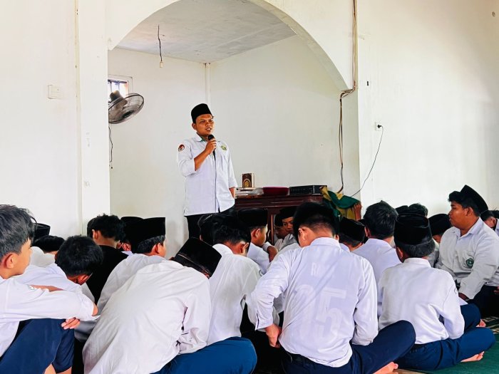 Menanamkan Disiplin dan Kerukunan, MTsN 8 Bungo Perkuat Karakter Siswa Melalui Arahan Usai Sholat Dzuhur