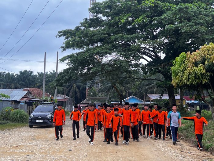 Semangat Pagi Penuh Energi, MTsN 8 Bungo Gelar Jalan Sehat Rutin Setiap Sabtu