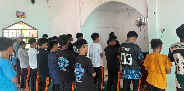 Sholat Ashar Berjamaah Warnai Kegiatan Ekstrakurikuler Sabtu Sore Bersama OSIM MTsN 8 Bungo Sholat Ashar Berjamaah Warnai Kegiatan Ekstrakurikuler Sabtu Sore Bersama OSIM MTsN 8 Bungo