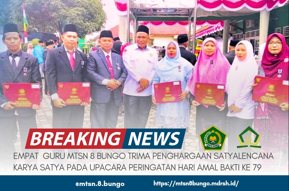 EMPAT GURU MTSN 8 BUNGO TRIMA PENGHARGAAN SATYALENCANA KARYA SATYA PADA UPACARA HARI AMAL BAKTI KE 79 