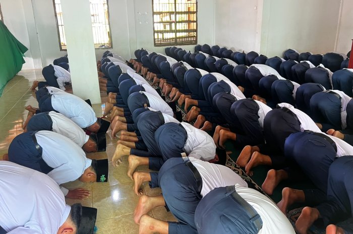 Sholat Dzuhur Berjamaah dan Kultum MTsN 8 Bungo, Kelas VIII B Tanamkan Nilai Iman, Disiplin, dan Tanggung Jawab Sholat Dzuhur Berjamaah dan Kultum MTsN 8 Bungo, Kelas VIII B Tanamkan Nilai Iman, Disiplin, dan Tanggung Jawab