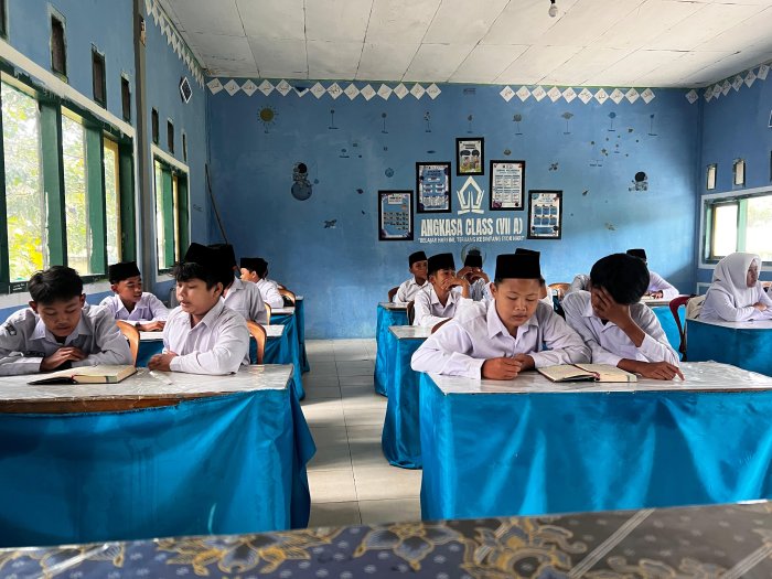 Menyemai Cahaya Al-Quran di Pagi Hari, MTsN 8 Bungo Istiqamah Laksanakan Tadarus Sebelum Pembelajaran