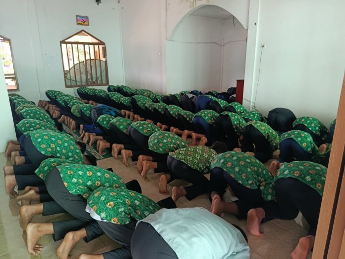 Menanamkan Nilai Iman dan Disiplin Melalui Sholat Dzuhur Berjamaah