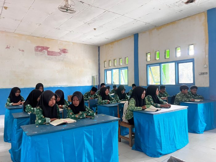 Tadarus Al-Quran dan Fahmil Quran Jadi Pembuka Hari, Kelas VIII A Awali Pembelajaran dengan Cahaya Al-Quran Tadarus Al-Quran dan Fahmil Quran Jadi Pembuka Hari, Kelas VIII A Awali Pembelajaran dengan Cahaya Al-Quran