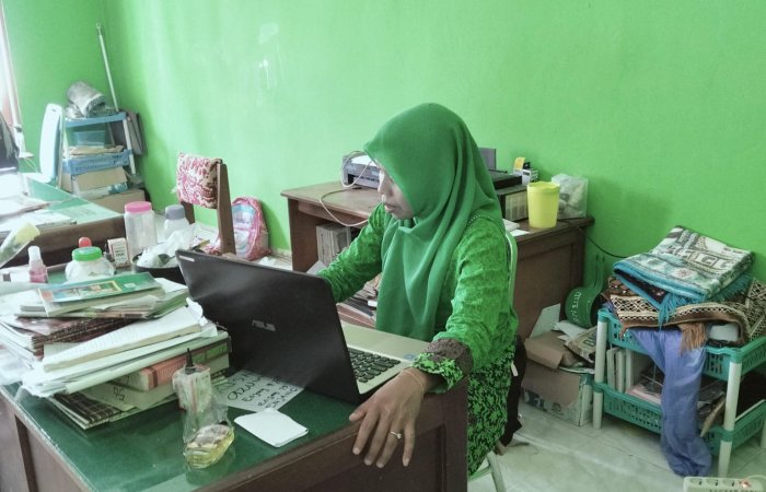 Komitmen Kinerja Tanpa Batas: Guru ASN MTsN 8 Bungo Tuntaskan dan Unggah RHK SKP Tepat Waktu