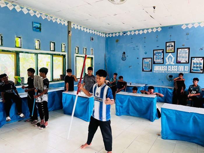 Semangat Berkarya Sejak Dini, Siswa Kelas VII A MTsN 8 Bungo Matangkan Latihan Drama untuk Perpisahan Kelas IX