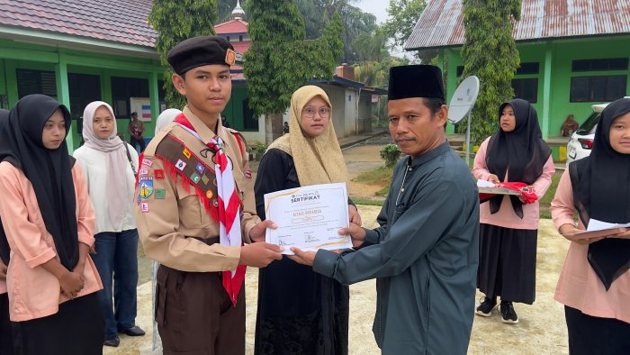 Alfalil Ghifaresa Raih Juara 1 Kelas 8B, MTsN 8 Bungo Berikan Penghargaan