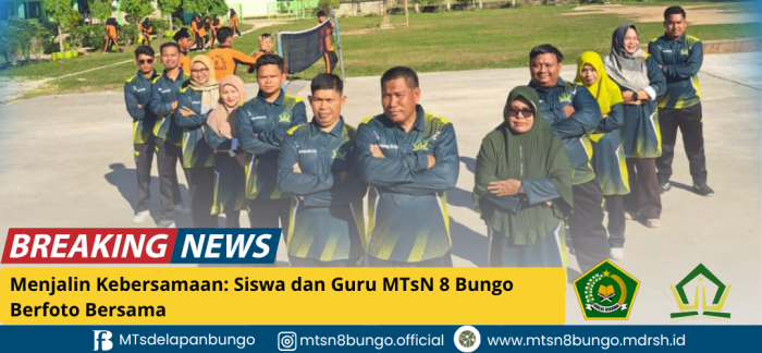 Menjalin Kebersamaan: Siswa dan Guru MTsN 8 Bungo Berfoto Bersama