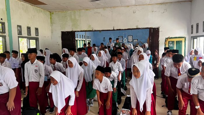 Semangat MATAMUDA 2026 Membara, Ice Breaking Senam Aram Zam Zam dan Chicken Dance Ciptakan Suasana Ceria di MTsN 8 Bungo Semangat MATAMUDA 2026 Membara, Ice Breaking Senam Aram Zam Zam dan Chicken Dance Ciptakan Suasana Ceria di MTsN 8 Bungo