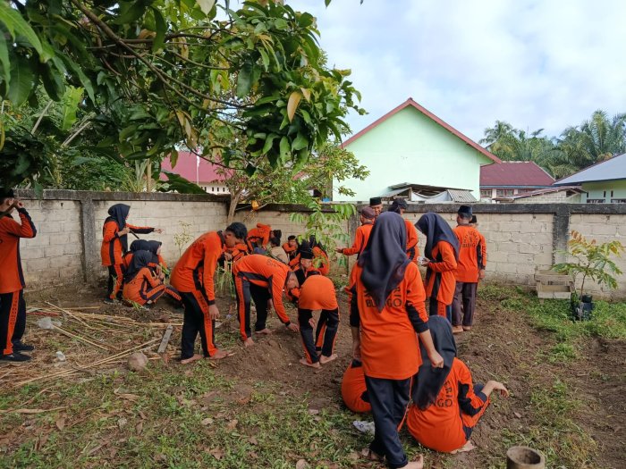 Kelas VIII B MTsN 8 Bungo Wujudkan Kepedulian Lingkungan melalui Pembuatan TOGA (Tanaman Obat Warga)