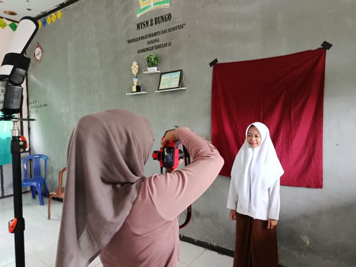 Siswa/i Kelas IX MTsN 8 Bungo Laksanakan Foto Resmi untuk Persiapan TKA dan Ujian Akhir Madrasah
