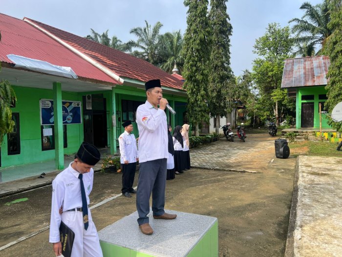 Semangat Disiplin dan Prestasi, Waka Kurikulum MTsN 8 Bungo Pimpin Upacara Bendera 04 Mei 2026
