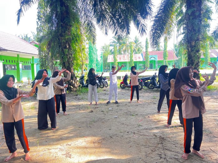 Semarak Latihan Tari Perpisahan Kelas IX MTsN 8 Bungo: Harmoni Budaya dalam Setiap Gerak