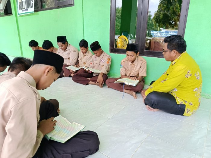 Safari Ramadhan MTsN 8 Bungo: Kepala Madrasah Bersama Siswa Kelas IX B Gelar Tadarus Al-Quran Penuh Khidmat