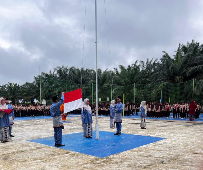 Semangat Kolaborasi di Hari Pendidikan Nasional 2026, MTsN 8 Bungo dan MIS Nurul Huda Gelar Upacara Bersama
