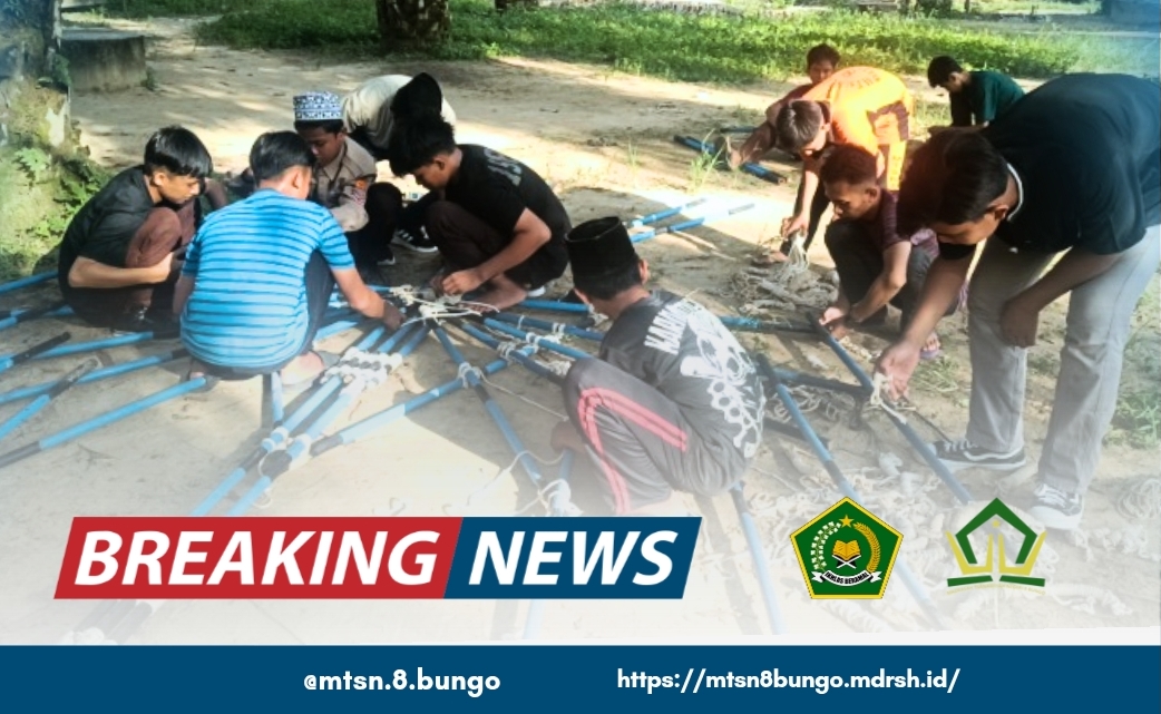 MEMBUAT PIONERING BENDERA, ANGGOTA PRAMUKA MTsN 8 BUNGO SIAP SUKSESKAN PORSEKA DI MTSN 8 BUNGO 