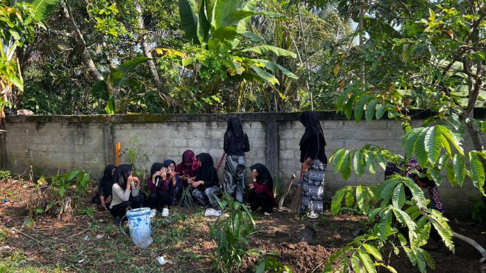 Kelas 8B MTsN 8 Bungo Semangat Membangun Taman TOGA, Menanam Kepedulian untuk Lingkungan dan Kesehatan Kelas 8B MTsN 8 Bungo Semangat Membangun Taman TOGA, Menanam Kepedulian untuk Lingkungan dan Kesehatan