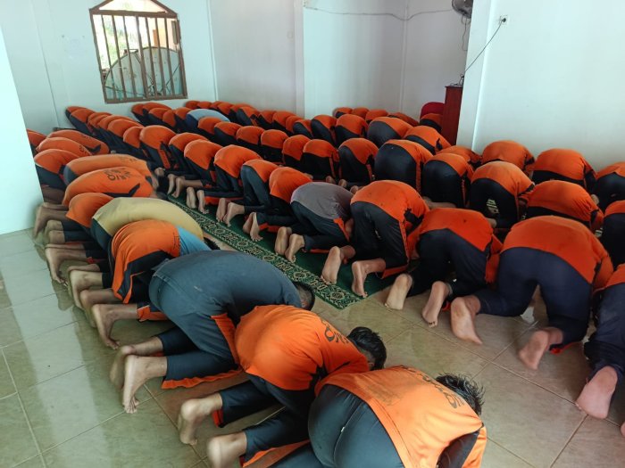 Menumbuhkan Karakter Religius, MTsN 8 Bungo Laksanakan Sholat Dzuhur Berjamaah dan Kultum Kelas IX A