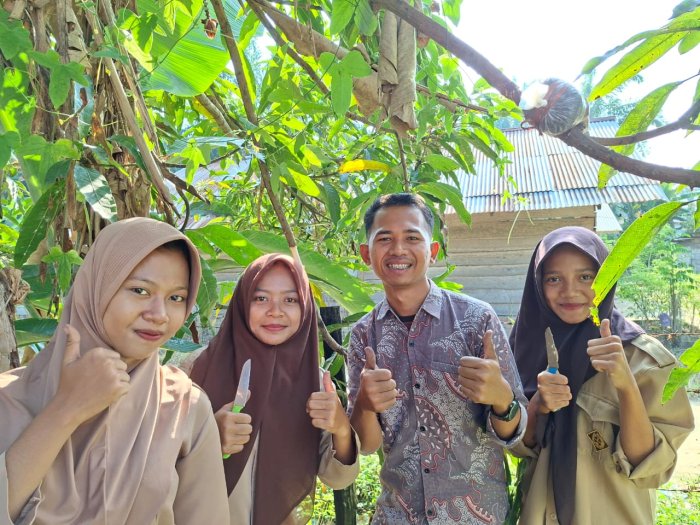 Praktik Mencangkok Tanaman, Siswa Kelas IX A MTsN 8 Bungo Belajar Langsung Teknik Perbanyakan Tumbuhan