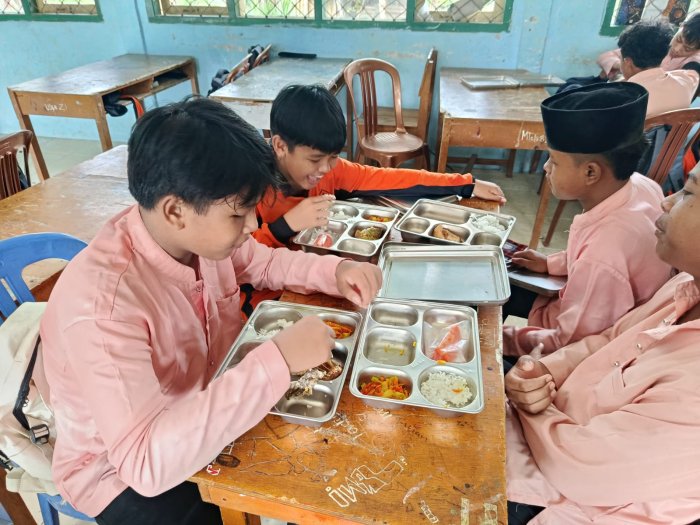Antusias Hari Kedua MBG, Siswa MTsN 8 Bungo Nikmati Menu Bergizi dari SPPG Yayasan Miftahul Huda