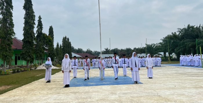 Kelas VIII A Tampil Gemilang sebagai Petugas Upacara, Raih Apresiasi dari Waka Kurikulum MTsN 8 Bungo Kelas VIII A Tampil Gemilang sebagai Petugas Upacara, Raih Apresiasi dari Waka Kurikulum MTsN 8 Bungo