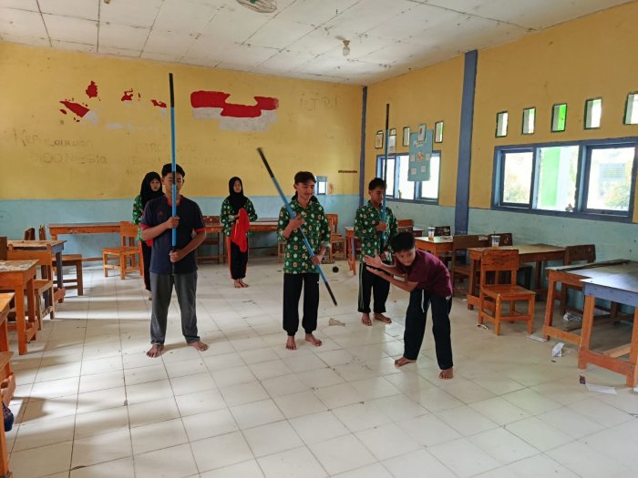 Anggota Sanggar Seni MTsN 8 Bungo Matangkan Latihan Tari Mapag Tamu Jelang PORSEKA II 2026