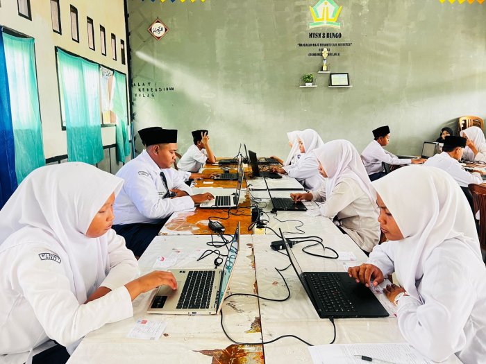 Pelaksanaan TKA Hari Kedua Sesi Kedua di MTsN 8 Bungo Berjalan Lancar dan Kondusif
