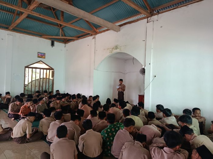 Menanamkan Nilai Iman dan Kebersamaan: Sholat Dzuhur Berjamaah dan Kultum Kelas VII C MTsN 8 Bungo
