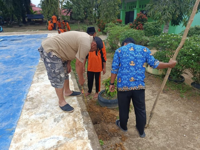 Gotong Royong Penuh Semangat, MTsN 8 Bungo Persiapkan Lapangan Voli Sambut PORSEKA II Tahun 2026