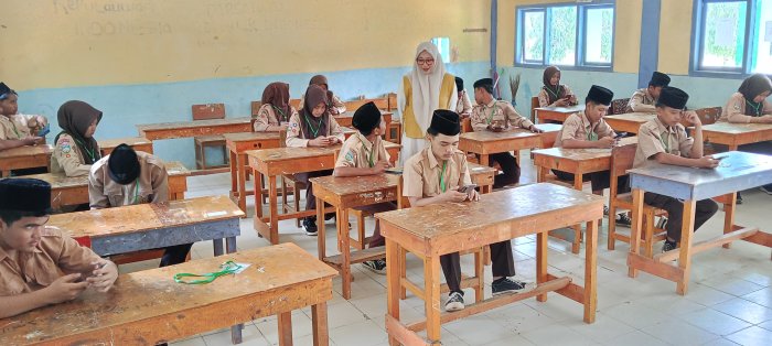 Hari Terakhir Ujian Madrasah, Siswa MTsN 8 Bungo Tuntaskan PKN dengan Penuh Semangat