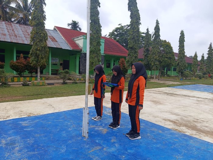 Latihan Upacara Bendera, Siswa/i Kelas IX B MTsN 8 Bungo Tunjukkan Disiplin dan Tanggung Jawab