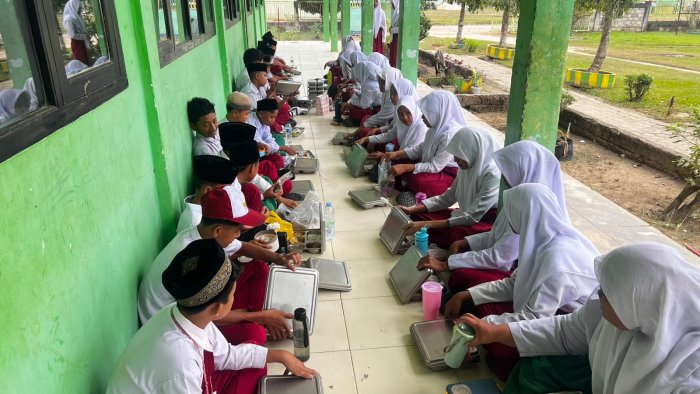 Waktu Istirahat MATAMUDA 2026, Peserta MTsN 8 Bungo Nikmati Makan Bergizi Bersama dalam Suasana Penuh Kebersamaan Waktu Istirahat MATAMUDA 2026, Peserta MTsN 8 Bungo Nikmati Makan Bergizi Bersama dalam Suasana Penuh Kebersamaan