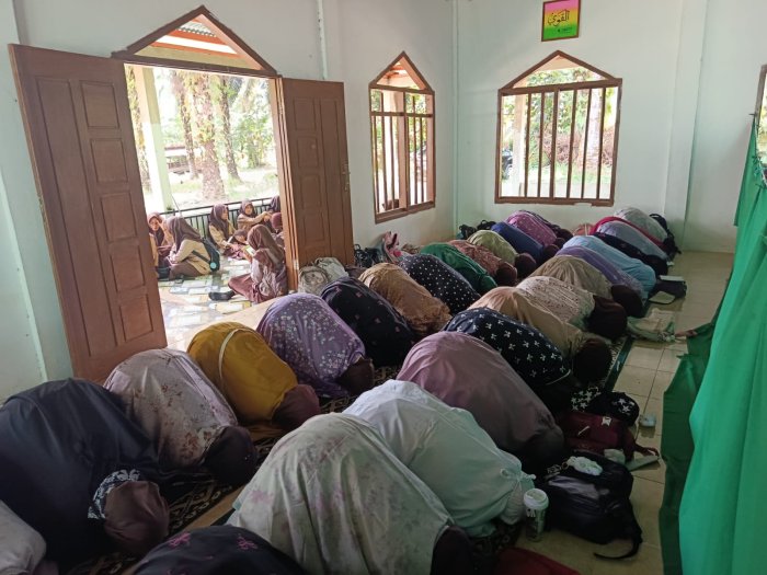 Sholat Dzuhur Berjamaah dan Kultum Syaban: MTsN 8 Bungo Persiapkan Diri Sambut Bulan Ramadhan
