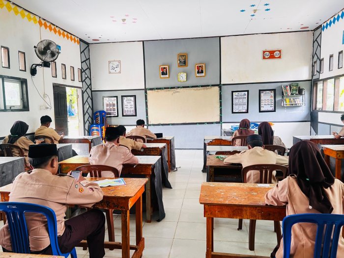 Hari Keempat Ujian Madrasah MTsN 8 Bungo Berjalan Lancar, Siswa Kelas IX Hadapi SKI dan IPA dengan Penuh Semangat