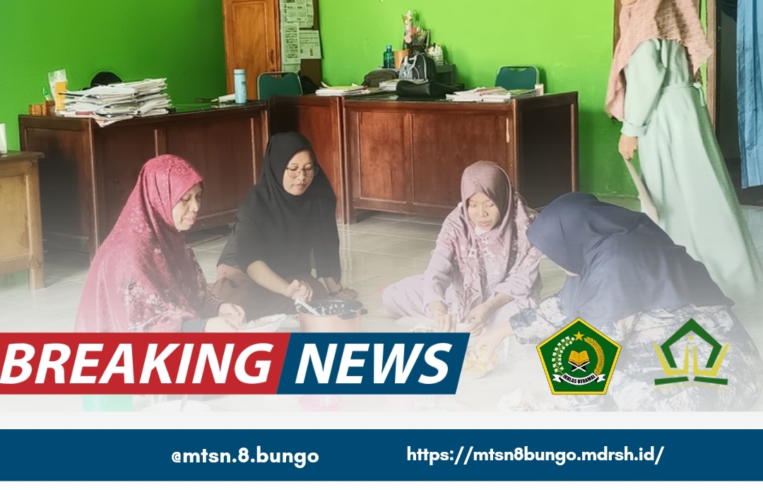 GURU MTSN 8 BUNGO MAKAN BERSAMA DI HARI JUM'AT SEBAGAI AJANG MEMPERERAT KEAKRABAN
