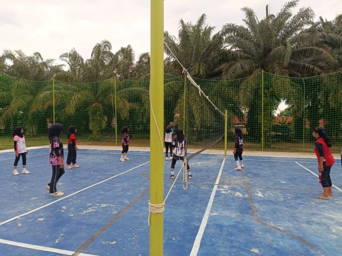 Tim Voli Putri MTsN 8 Bungo Jalin Persahabatan dengan SMPN 2 Pelepat Lewat Sparing Persahabatan