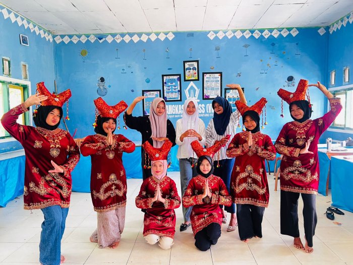 Semangat Tak Pernah Libur: Sanggar Tari MTsN 8 Bungo Matangkan Penampilan Pasambahan Minang untuk Perpisahan Kelas IX