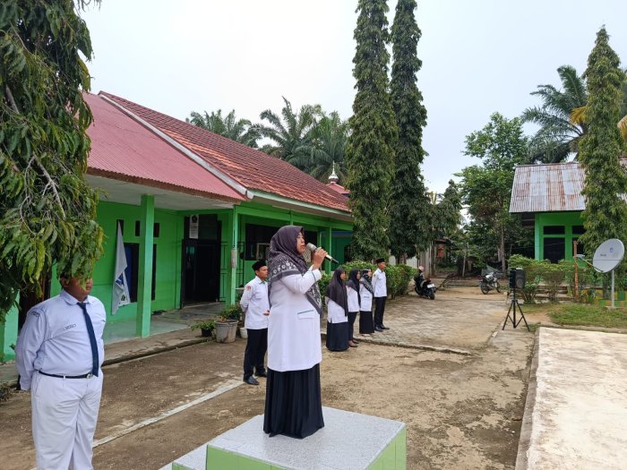 Waka Kesiswaan Tekankan Disiplin dan Kebersihan dalam Upacara Bendera MTsN 8 Bungo