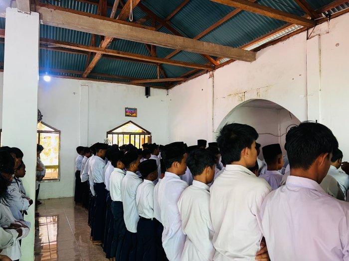 Menumbuhkan Karakter Religius, MTsN 8 Bungo Laksanakan Sholat Dzuhur Berjamaah di Mushola Al Ikhlas