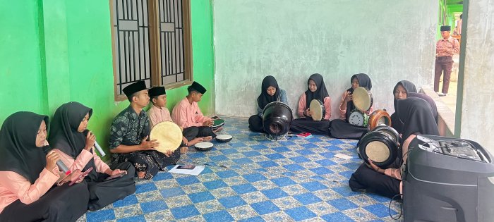 Tim Hadroh MTsN 8 Bungo Tampil Memukau, Semarakkan Jumat Yasin dan Tahlil dengan Lantunan Sholawat Tim Hadroh MTsN 8 Bungo Tampil Memukau, Semarakkan Jumat Yasin dan Tahlil dengan Lantunan Sholawat