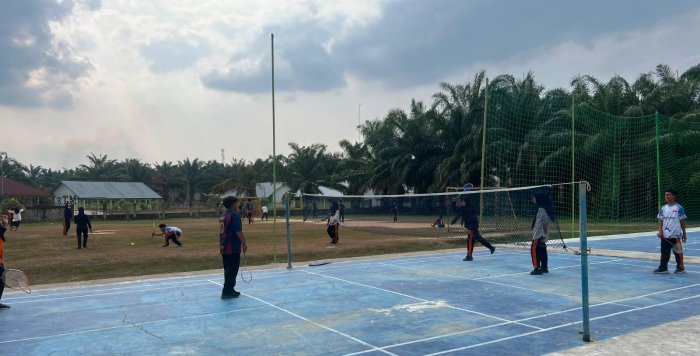 Ekskul Badminton MTsN 8 Bungo Semangat Berlatih Bersama OSIM, Asah Bakat dan Raih Prestasi