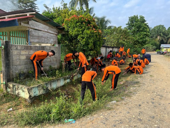 Semangat Kebersamaan, Siswa MTsN 8 Bungo Gelar Gotong Royong Membersihkan Taman Kelas Semangat Kebersamaan, Siswa MTsN 8 Bungo Gelar Gotong Royong Membersihkan Taman Kelas