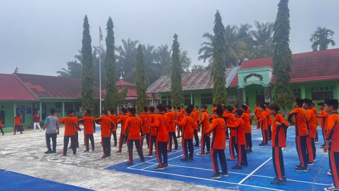 Senam Pagi Sehat MTsN 8 Bungo: Membangun Generasi Sehat, Aktif, dan Penuh Semangat Setiap Hari Sabtu Senam Pagi Sehat MTsN 8 Bungo: Membangun Generasi Sehat, Aktif, dan Penuh Semangat Setiap Hari Sabtu