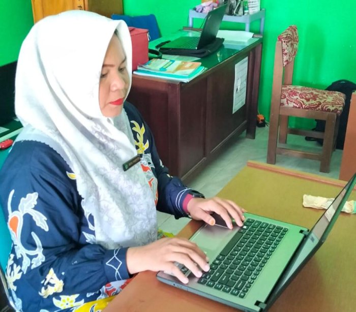 Guru MTsN 8 Bungo Rampungkan Pengisian RDM Persiapan Pembagian Laporan Hasil Belajar Semester Genap