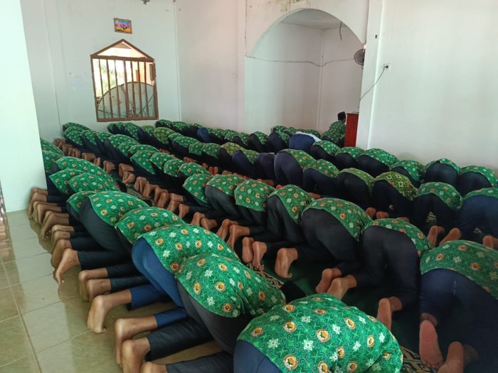 Khidmat dalam Kebersamaan: Sholat Dzuhur Berjamaah dan Kultum Kelas IX B di MTsN 8 Bungo