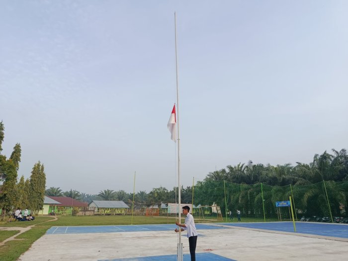 MTsN 8 Bungo Kibarkan Bendera Setengah Tiang, Berduka atas Wafatnya Wakil Presiden RI ke-6 Jenderal Try Sutrisno