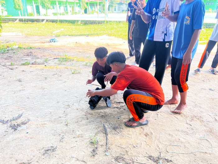 Serunya Bola Kasti dan Susun Sendal, Pengurus OSIM MTsN 8 Bungo Stop Main HP Saat Upgrading