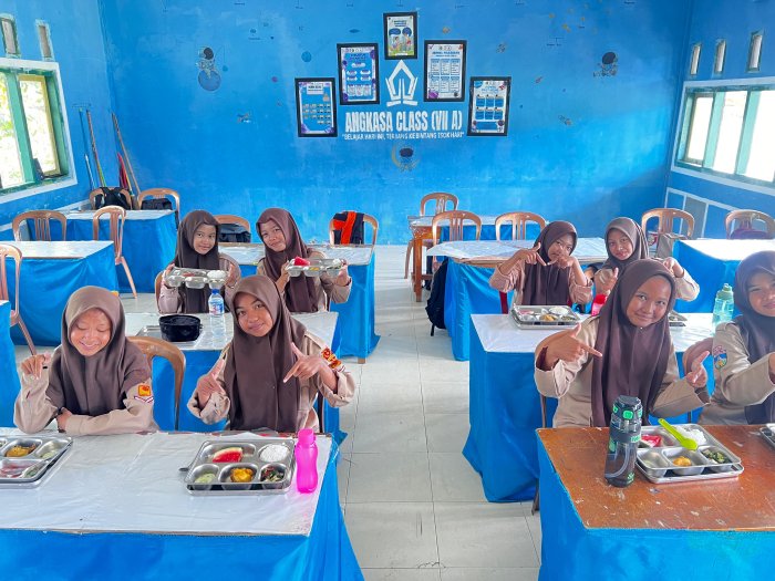 Antusias dan Penuh Syukur, Siswa/i MTsN 8 Bungo Sambut Hari Pertama Program MBG dari SPPG Yayasan Miftahul Huda