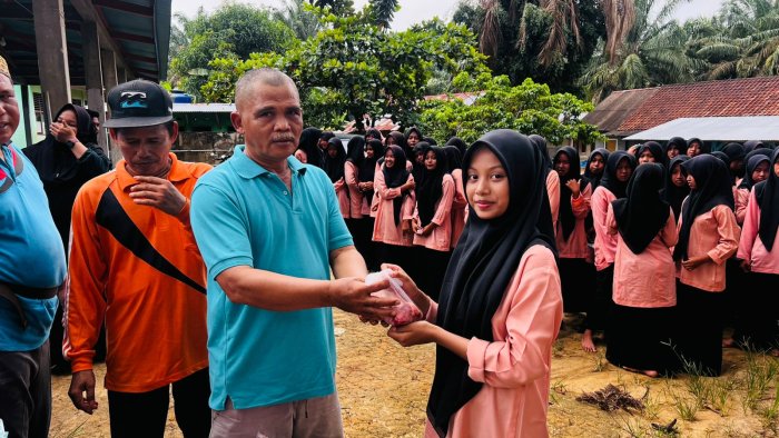 Semangat Berbagi Iduladha, MTsN 8 Bungo Salurkan Daging Qurban kepada Siswa dan Masyarakat Sekitar Semangat Berbagi Iduladha, MTsN 8 Bungo Salurkan Daging Qurban kepada Siswa dan Masyarakat Sekitar